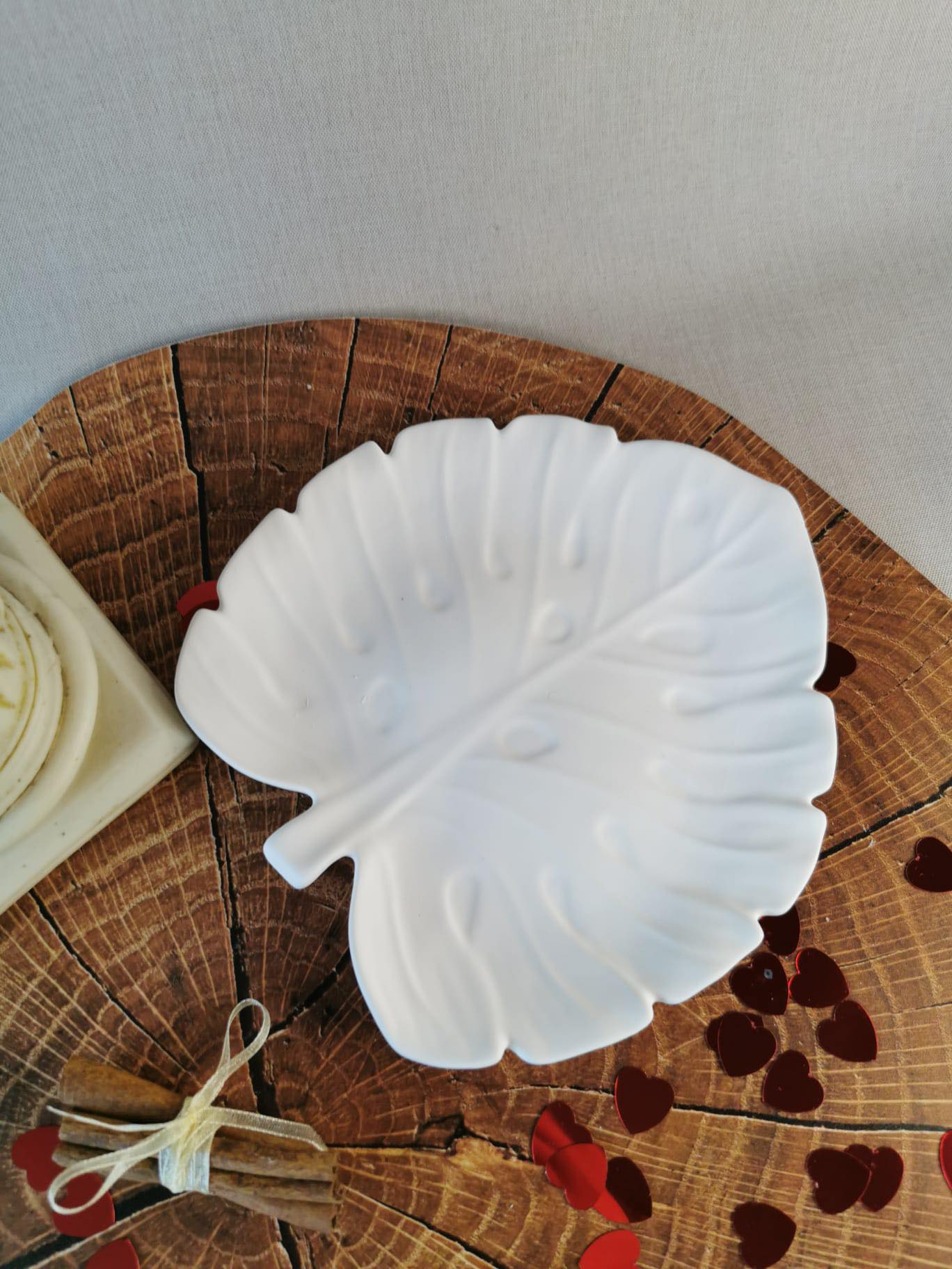 Tavita alba in forma de frunza - Allumer